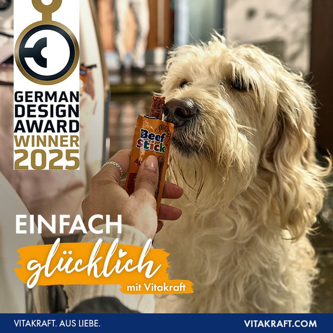 Vitakraft German Design Award 2025 - Hund riecht am Vitakraft Beef Stick mit Claim "Einfach glücklich mit Vitakraft"